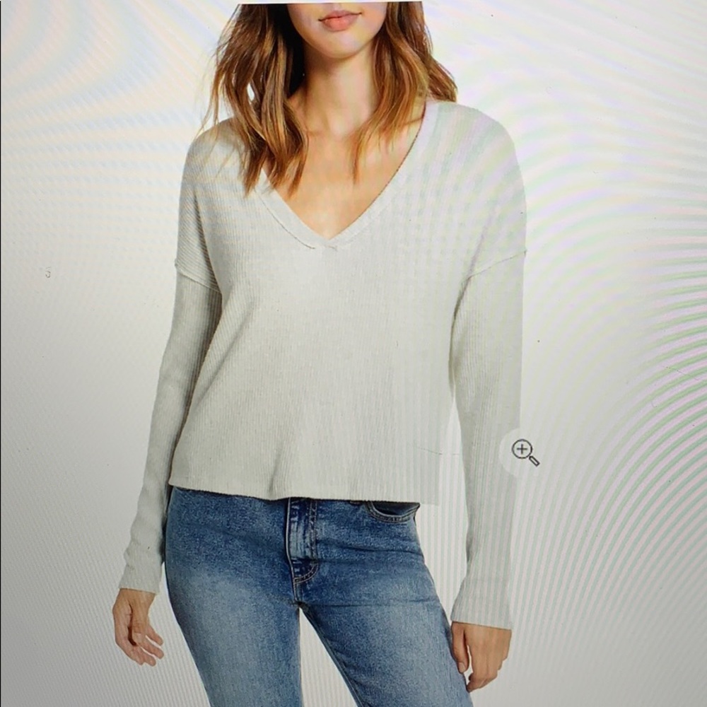 Semi cropped, ribbed top.